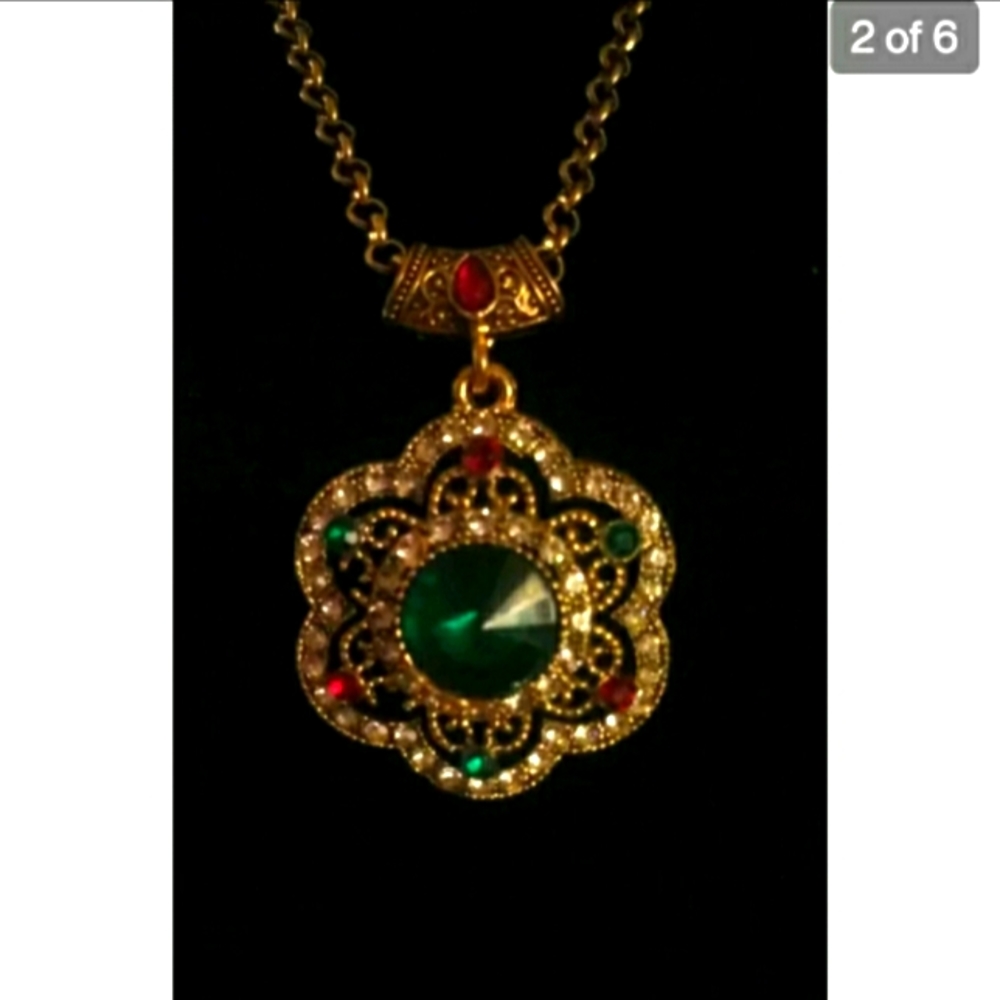 Sweater Pendant. Long Goldtone Chain.New. Gorgeous!